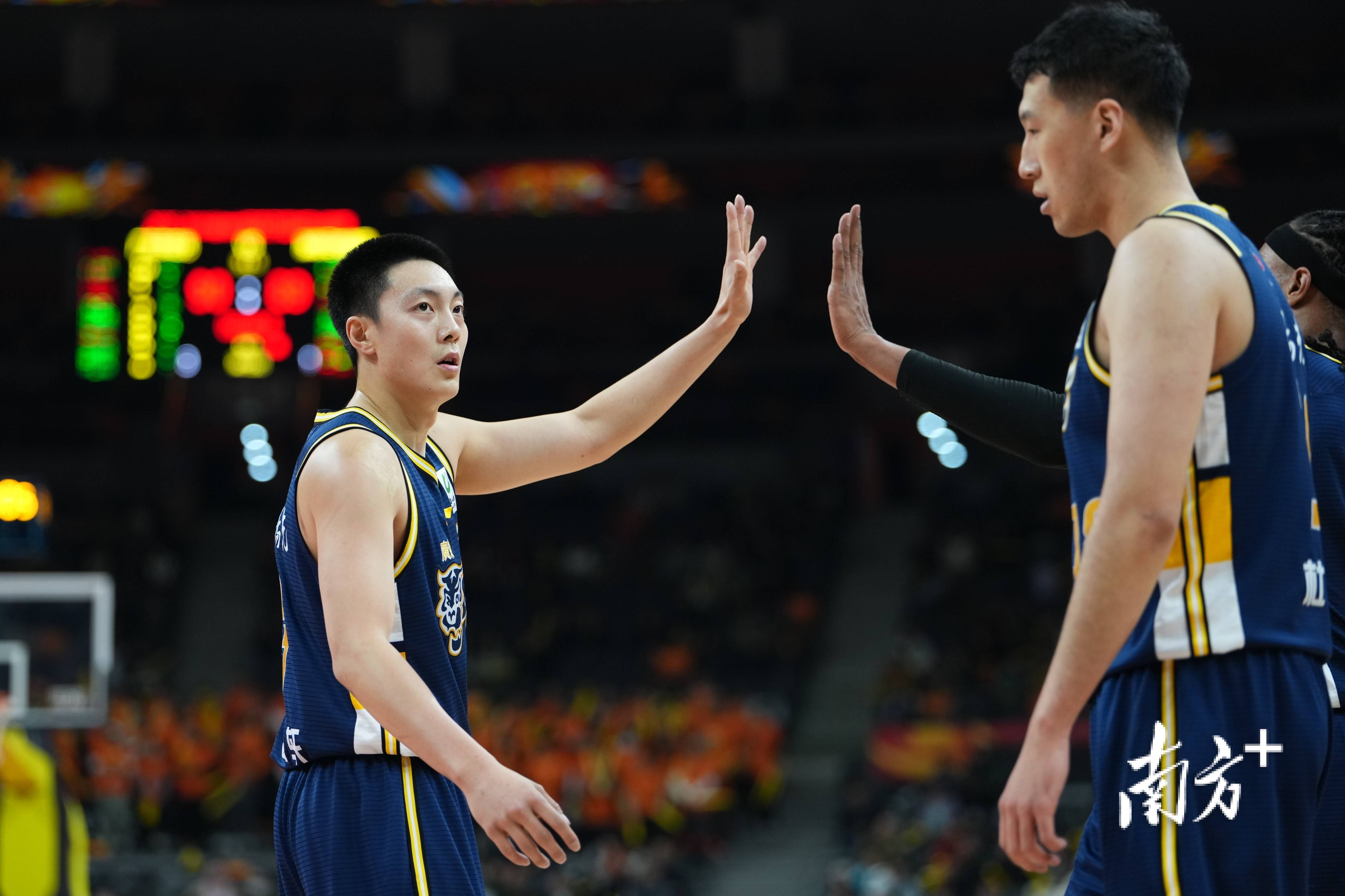 广东宏远CBA战胜新疆广汇，马尚布鲁克斯得分(广东宏远男篮外援马尚会不会上场打今年的cba总决赛?)